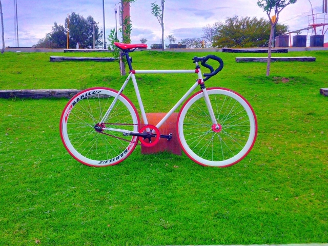 Розовый велосипед на зеленом газоне