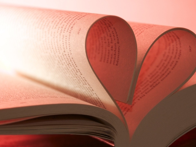 Розовое сердце из книжных страниц