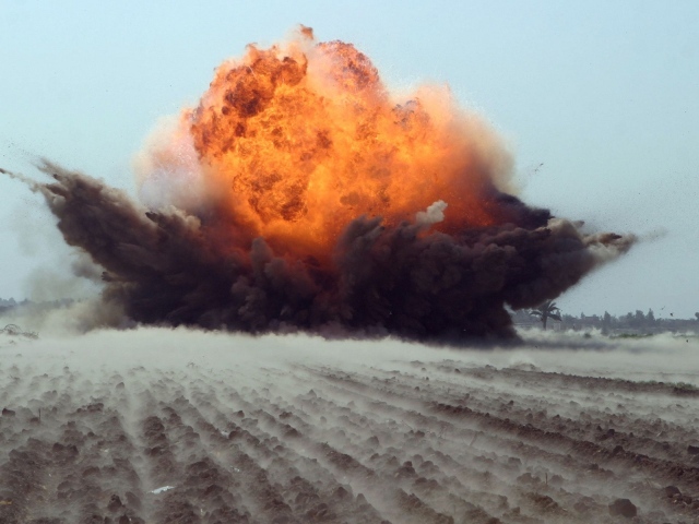 Мощный взрыв в поле