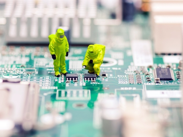 Ремонтники на компьютерной плате