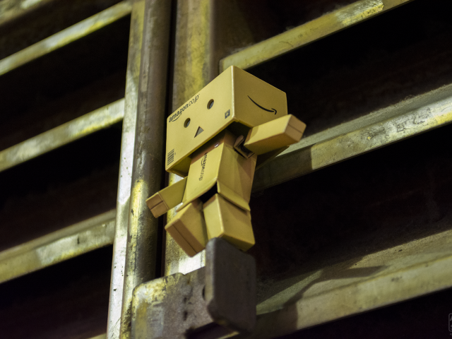 Робот Дандо на решетке вентиляции