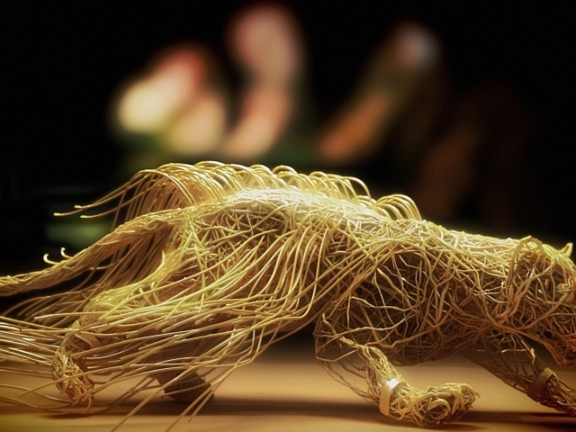 Скульптура зверя из макарон