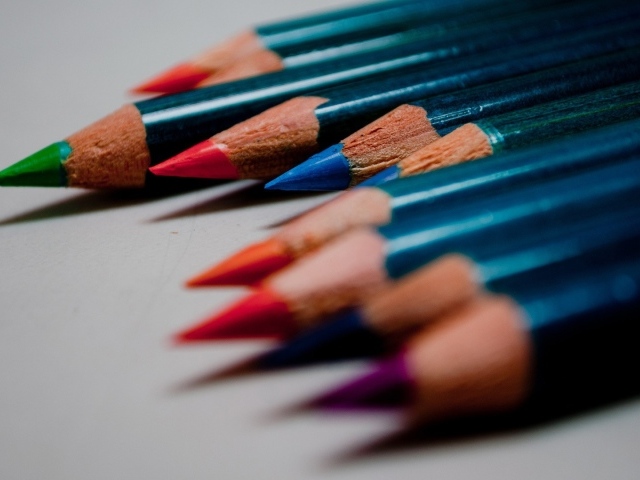 Заточенные карандаши на серой поверхности