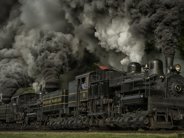 Паровоз в облаке черного дыма