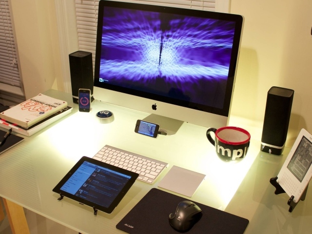Техника Эппл на рабочем столе