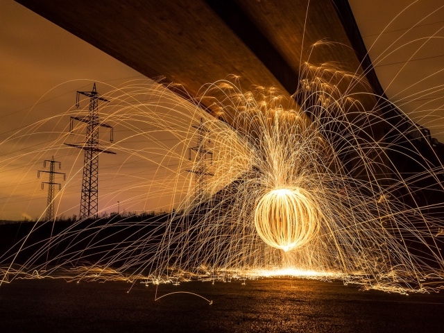 Шар из искр под мостом