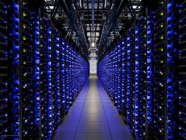 Синие огни серверов в дата центре Гугл