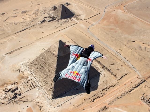 Человек в летательном костюме над пирамидами