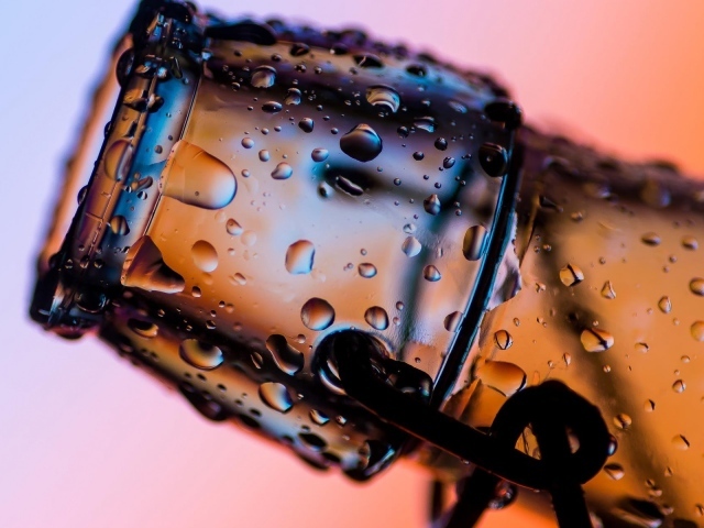 Горлышко мокрой бутылки