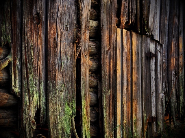 Старая обшивка деревянного дома