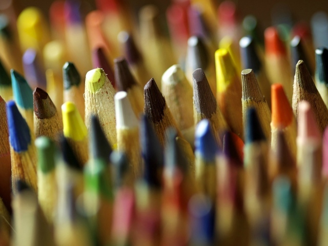 Заостренные кончики разноцветных карандашей
