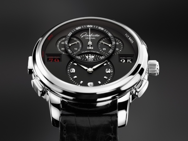 Серебристый корпус и черный циферблат дорогих часов