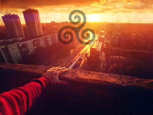 Символ солнца на фоне города