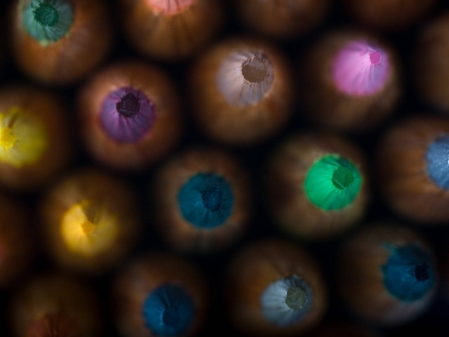 Кончики разноцветных карандашей