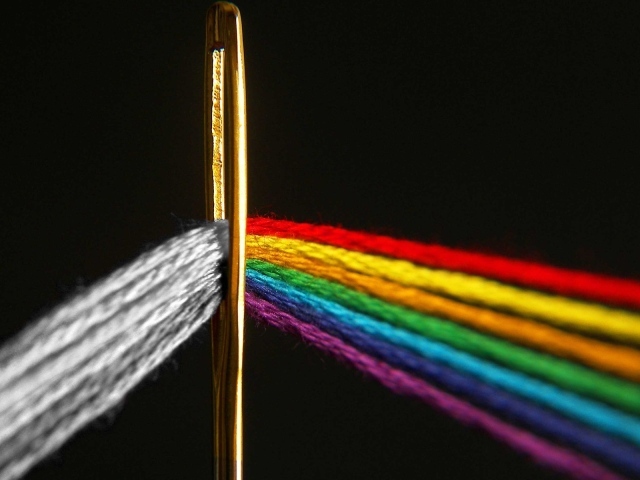 Нити окрашиваются в ушке иглы