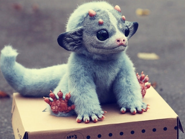 Игрушечный зверек на картонной коробке