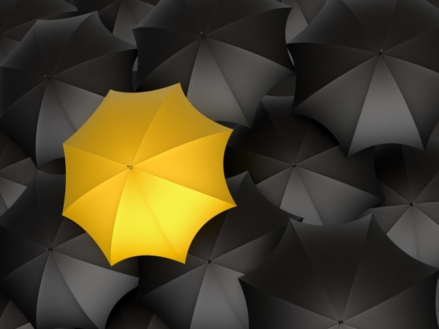 Желтый зонт среди черных