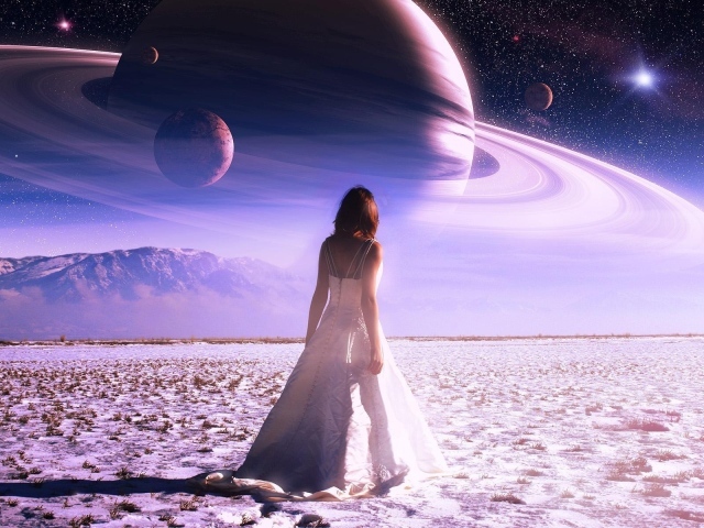 Девушка в белом платье смотрит на Сатурн