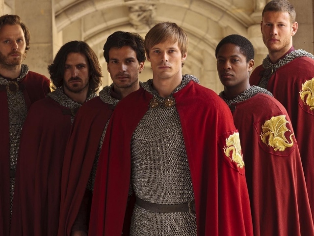 Рыцари в кольчугах и красных накидках