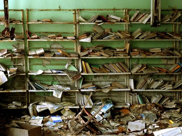 Остатки книг в руинах библиотеки