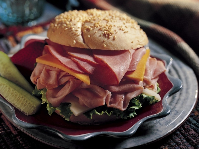 Аппетитный гамбургер с ветчиной