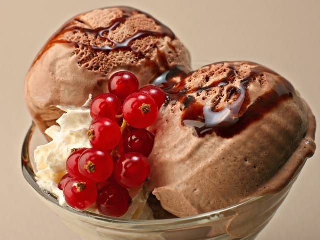 Шоколадное мороженое с красной смородиной