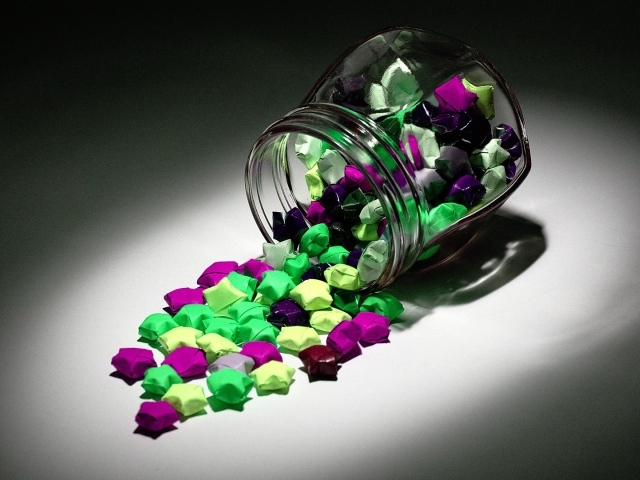 Конфеты в разноцветных обертках высыпались из банки