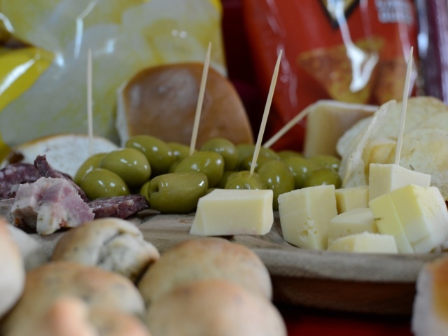 Кусочки сыра и оливки в качестве закуски