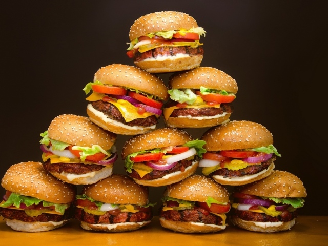 Треугольная горка из бургеров