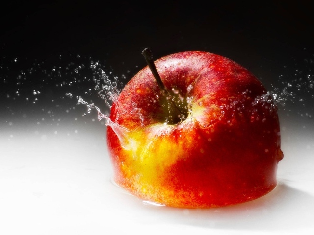 Яблоко падает в молоко
