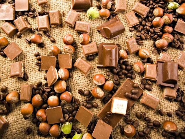 Шоколад и орехи на мешковине