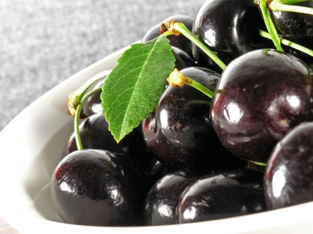 Темно красные спелые вишни