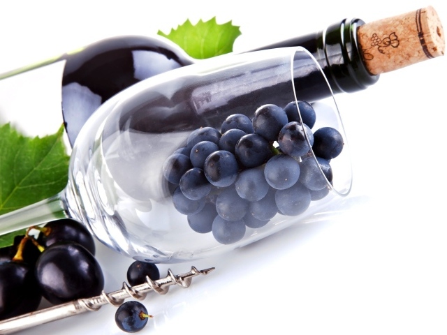 Виноград в бокале для вина