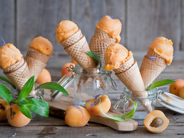 Мороженое из абрикос в рожках