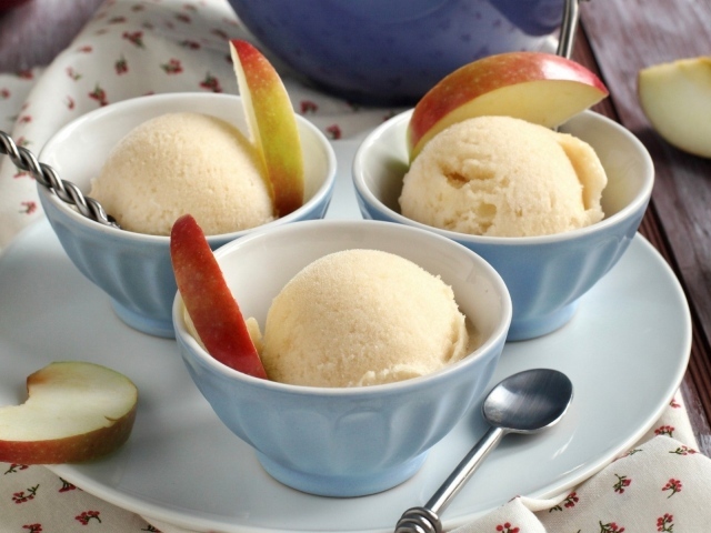 Мороженое из манго с ломтиками яблок