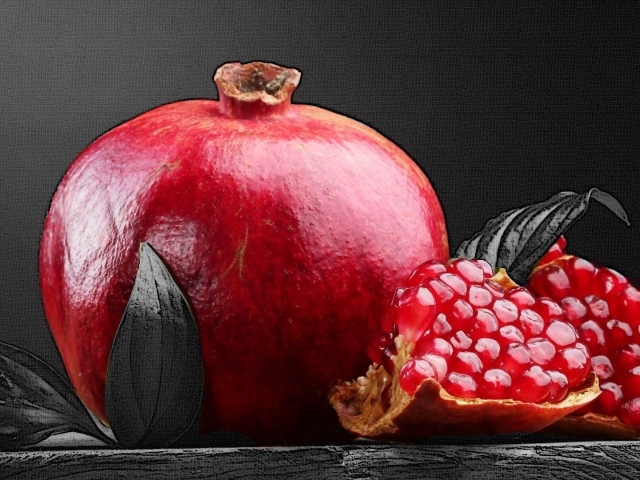 Сочный гранат на черном фоне