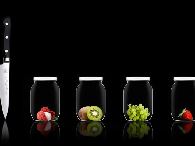 Нож и фрукты в банках