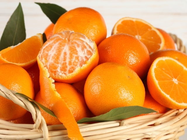 Апельсины в соломенной корзине