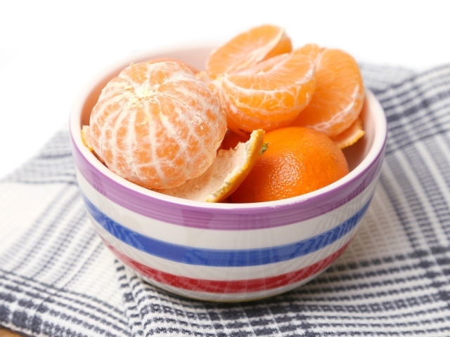 Очищенные апельсины в миске