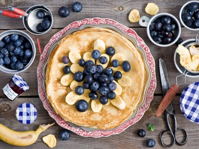 Блины с бананом и черникой