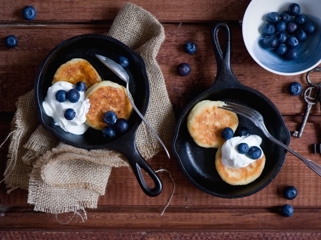 Оладьи с кремом и черникой