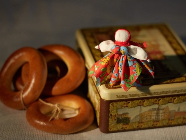 Несколько бубликов и коробка с чаем