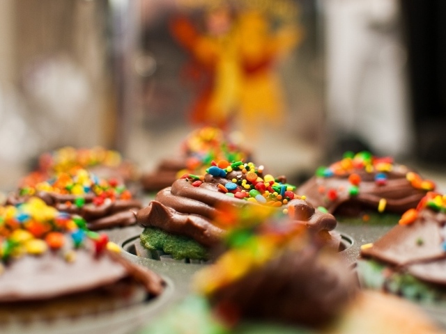 Цветная посыпка на шоколадных кексах