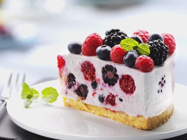 Пирог из творожного желе с ягодами