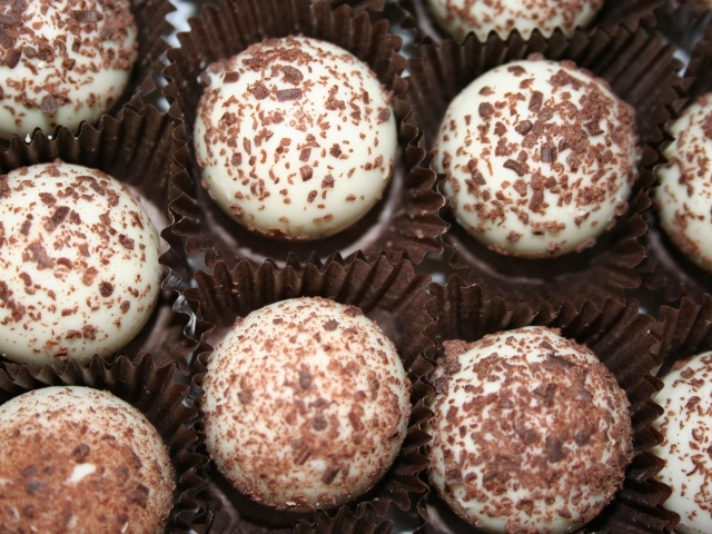 Белые конфеты с шоколадной посыпкой