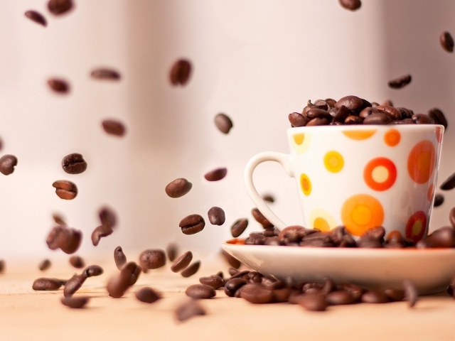 Чашка с кофе в зернах