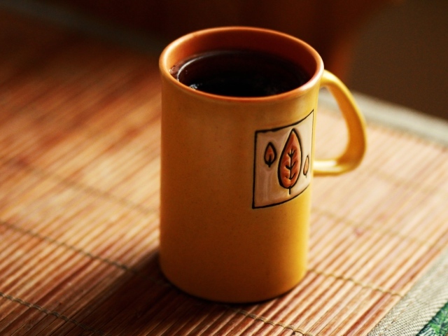 Кофе в высокой желтой чашке
