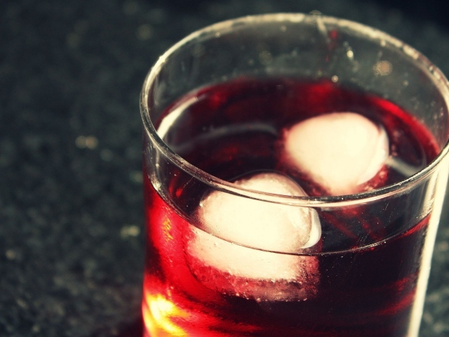 Кубики льда в стакане с соком