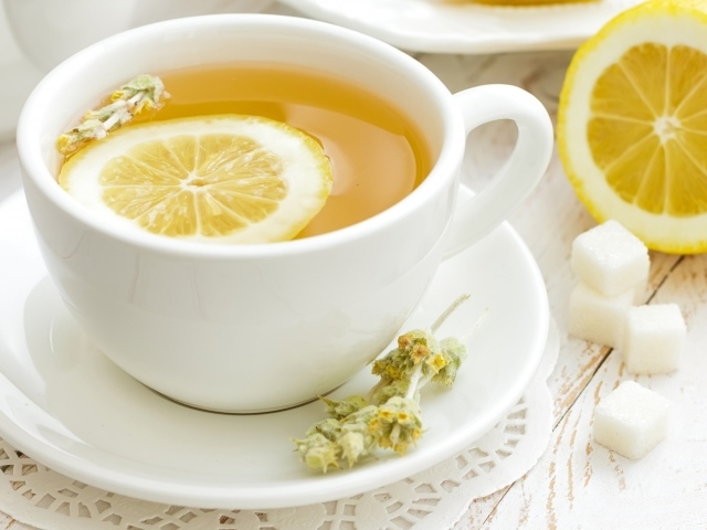Лимон в травяном чае
