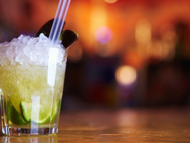 Напиток из лайма со льдом